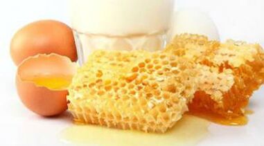 Egg and honey mask to rejuvenate facial skin