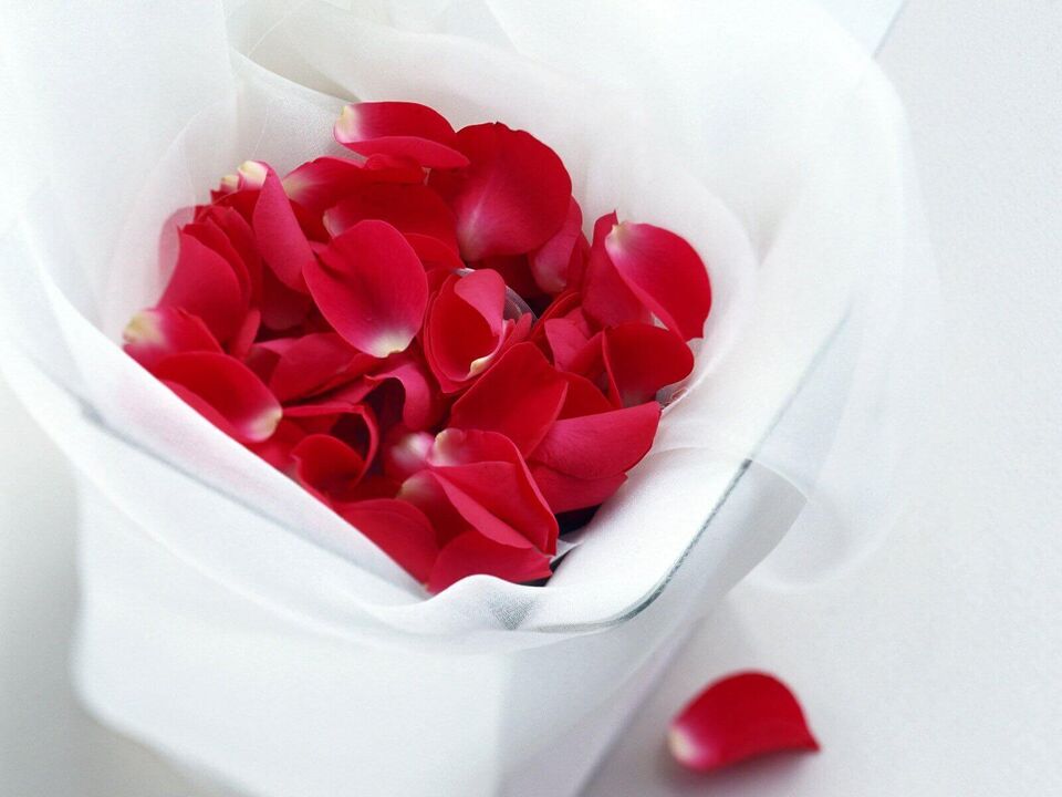 Rose petals for rejuvenating the skin around the eyes