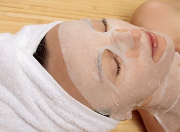 A rejuvenating compress gives the skin the moisture it needs