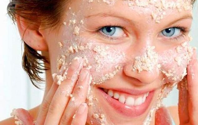 Applying an oatmeal mask makes your skin even and smooth. 