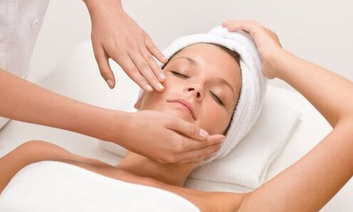 A sculptural facial massage gives the skin the necessary lifting effect